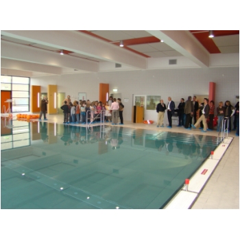 der mann mit der brille und den flossen